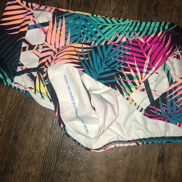 Swimsuit - Picture 4 of 7